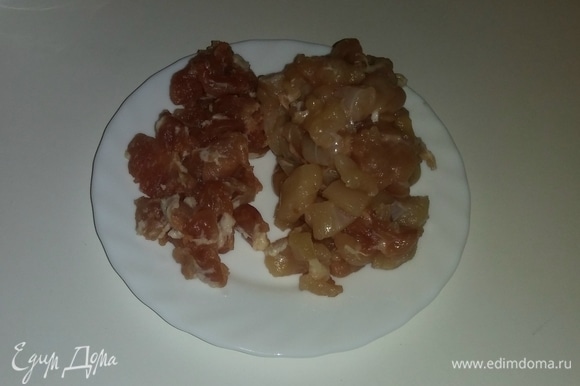 Отделить мясо курицы от костей (вес в ингредиентах указан без учета костей). Затем нарезать мясо курицы и свинину средними кубиками.