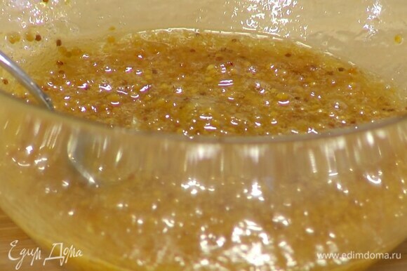 Приготовить маринад: джем и горчицу выложить в глубокую миску и перемешать, затем влить оливковое масло, посолить, поперчить и еще раз перемешать.