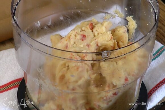Вишню тоже добавить в тесто и взбить, затем влить 2 ст. ложки ледяной воды и взбить еще немного.