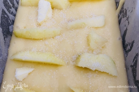 Тесто с яблоками равномерно посыпать сахаром (ванильный можно заменить на обычный). Поверх сахара разложить на тесто мелко нарезанные кусочки сливочного масла.