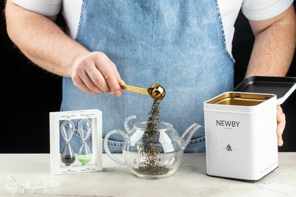 Чай Newby «Уд Дилайт» насыпьте в заварочный чайник.
