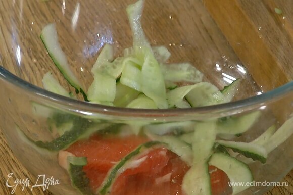 Огурец почистить и нарезать с помощью овощечистки тонкими длинными полосками (сердцевину с семенами в салат не добавлять).
