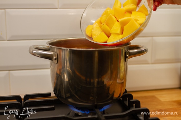 Картофель очистить и нарезать на 4 части, добавить к овощам. Варить 5–7 минут.