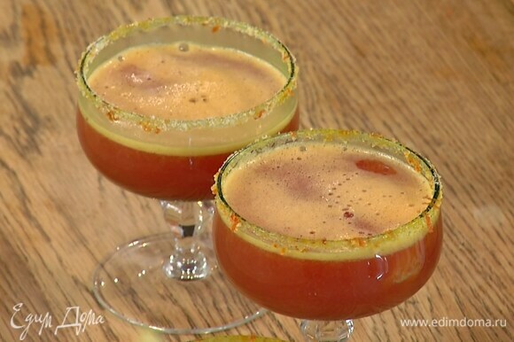 Разлить в бокалы сок с желатином, разложить апельсиновую мякоть и отправить в холодильник застывать.