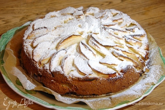 Выпекать пирог в разогретой духовке около часа, затем вынуть из формы и посыпать сахарной пудрой.
