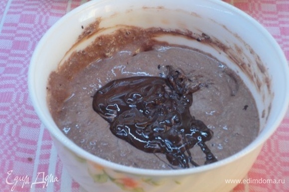 Растопите отдельно темный и белый шоколад на водяной бане. Добавьте растопленный темный шоколад в шоколадную часть, хорошо перемешайте блендером. В конце добавьте изюм.