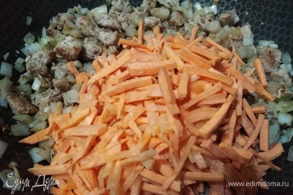 Добавить морковь и зиру, жарить до полуготовности моркови.