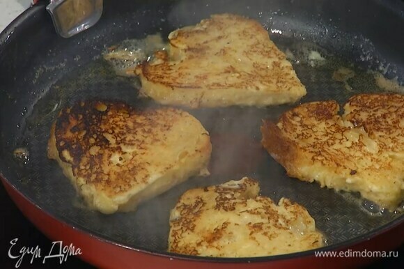 Разогреть в сковороде сливочное масло, обжарить тосты с двух сторон до появления золотистой корочки и выложить на бумажное полотенце, затем переложить на тарелку.