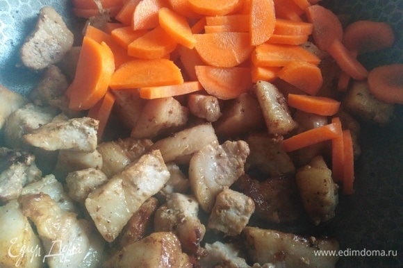 Добавить нарезанную морковь. Жарить 5–7 минут.