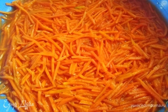 По истечении времени морковь готова к употреблению, но лучше переложить морковь в литровую баночку вместе с маринадом и убрать в холодильник на ночь.