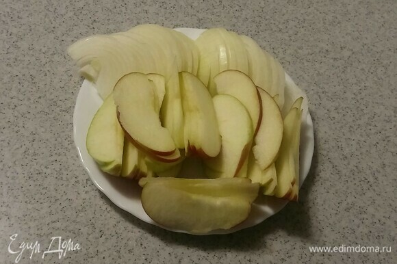 Яблоки помыть, удалить сердцевину и нарезать тонкими дольками. Я взяла сезонные яблоки, как было указано на этикетке в магазине, но вы можете использовать любые, которые нравятся.