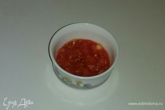 Срежьте верхнюю часть помидора. Аккуратно выньте содержимое плода и поместите мякоть в отдельную емкость.