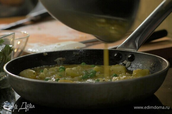 Яйца разбейте в миску, посолите, поперчите и перемешайте до состояния однородности, влейте в сковороду. Убавьте огонь, накройте сковороду крышкой и готовьте блюдо до готовности яиц.