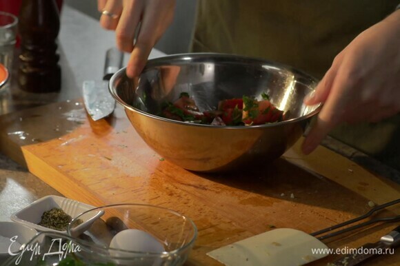 Для салата нарежьте помидоры, выложите в миску. Мяту просушите бумажным полотенцем, нарежьте мяту с петрушкой. Добавьте зелень к помидорам, посолите, поперчите, влейте оливковое масло и перемешайте.