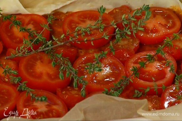 Все помидоры разрезать пополам и выложить на тесто срезами вверх, накрыть половиной веточек тимьяна, посолить, поперчить и полить оливковым маслом.
