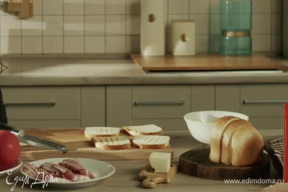 Разогрейте сковороду-гриль и обжарьте на ней кусочки хлеба до золотистой корочки.