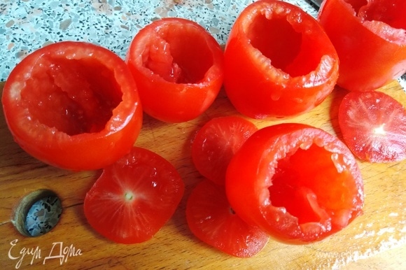 У помидоров срезать крышечки со стороны плодоножки. Аккуратно, не повредив стенки, удалить мякоть из плодов.