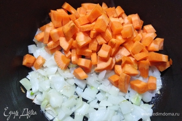Лук обжарить до полупрозрачности, добавить морковь.