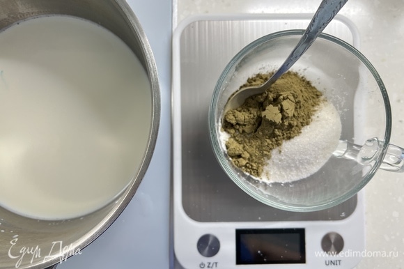 Для приготовления крема поставьте молоко (400 мл) и сахар нагреваться в сотейнике. Тем временем в чашке смешайте крахмал, матчу и оставшееся молоко (100 мл).