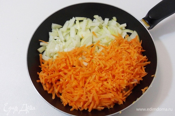 Оставшийся лук нарезать полукольцами, морковь измельчить на крупной терке. Разогреть на сковороде растительное масло и обжарить овощи до мягкости.