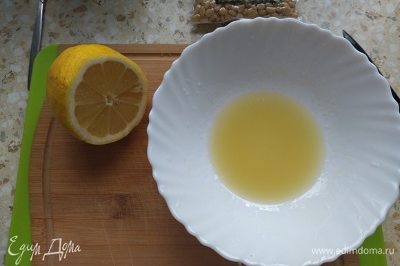 Выжать лимонный сок и смешать с оливковым маслом, немного взбить до состояния жидкого соуса.
