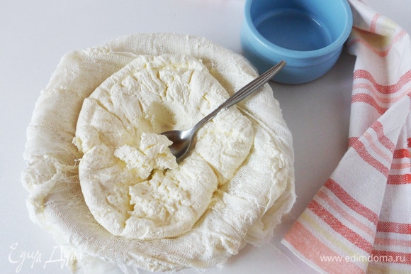 Через указанное время освобождаем сыр от марли. Перекладываем его в емкость для хранения. Из выделившейся сыворотки можно испечь вкусные блинчики.