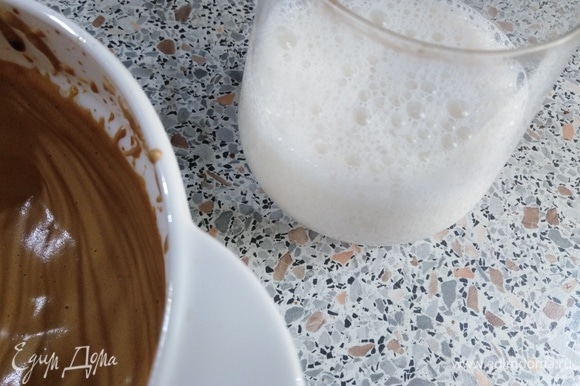 В стакан налить молоко. Выложить сверху кофейный крем.