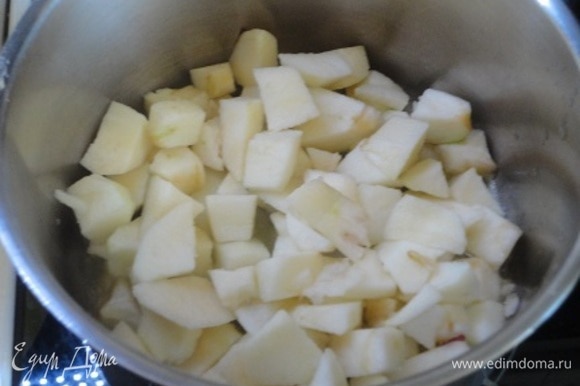 Яблоки (указываю чистый вес, без кожицы и семян) нарезать кубиками и со сливочным маслом потушить в сотейнике до мягкости.