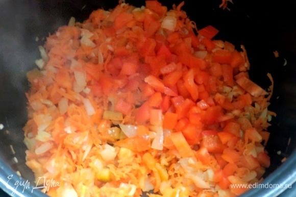 На программе «жарка» обжарьте морковь, лук и перец.