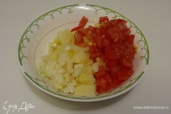Отварной картофель, помидор и репчатый лук нарезать мелкими кубиками и положить их в глубокую емкость.