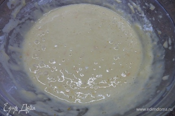 В два приема добавьте муку, смешанную с разрыхлителем. Вылейте тесто в разъемную форму (20 см) и выпекайте около 20 минут при температуре 170–180°C.