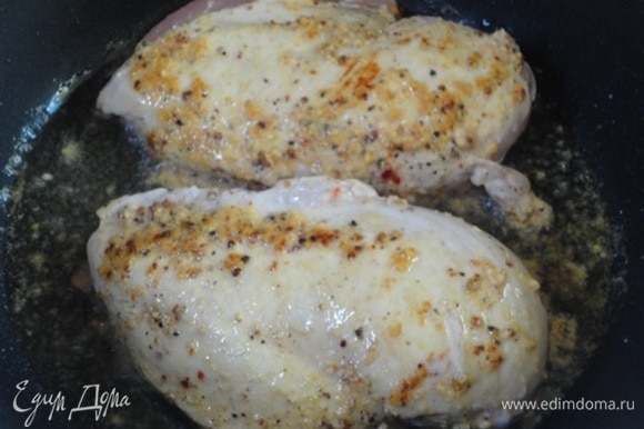 В глубокой сковороде разогрейте масло и обжарьте курицу по 2–3 минуты с каждой стороны, чтобы сохранить сок внутри, но не пересушить мясо. Затем переложите на тарелку.
