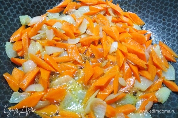 Лук слегка обжарить в течение 5 минут. Добавить морковь. Жарить на умеренном огне 10 минут.