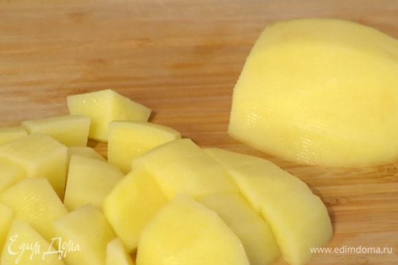 Картофель почистить и замочить в холодной воде, затем нарезать небольшими кубиками.