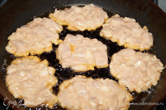 Выложите куриное тесто с помощью столовой ложки на разогретую с маслом сковороду. Масло должно прикрывать все дно сковороды.