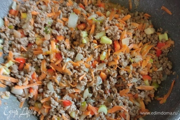 Добавляем натертую на крупной терке морковь и нарезанный полукольцами сельдерей. При необходимости добавляем кипящую воду и тушим 60 минут. Солим и перчим по вкусу.