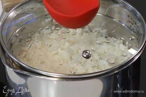 Рис отварить до готовности без добавления соли.