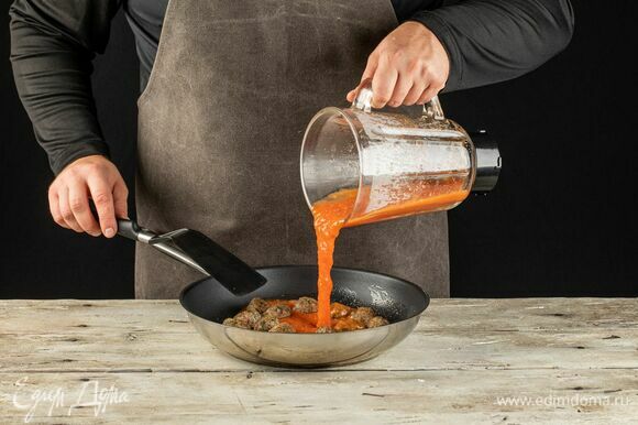 Обжарьте тефтели в оливковом масле со всех сторон, затем влейте домашний томатный соус, накройте крышкой и тушите на среднем огне 20 минут.