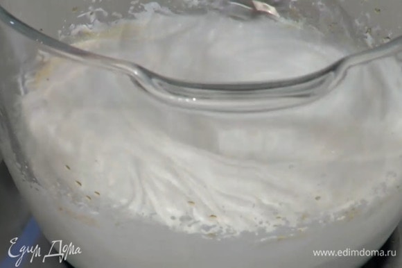 Яичные белки взбить в комбайне на максимальной скорости в пену с пузырьками, затем, не уменьшая скорости, небольшими порциями всыпать сахар, влить ванильный экстракт и взбить все в плотную массу.
