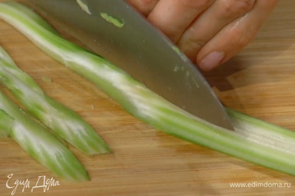 Сельдерей тонко порезать наискосок и добавить в салат.