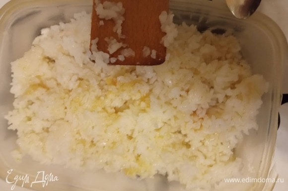 Горячий рис нужно выложить в плоскую посуду и полить приготовленным уксусом. Аккуратно перемешать деревянной лопаткой, ни в коем случае не приминая рис. Рис должен немного остыть. Все, он готов.