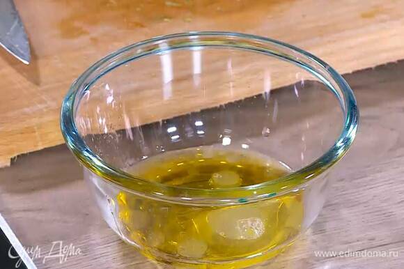 Приготовить заправку: к горчице влить оливковое масло, сок апельсина и лимона, добавить мед, соль и перец, все перемешать.