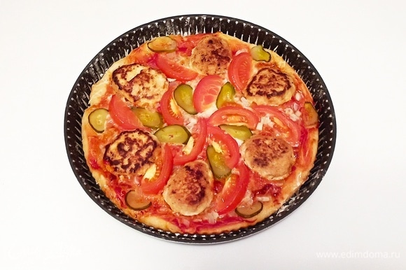 Разогрейте духовку до 200°C и поставьте противень с пиццей на 17 минут (время приготовления зависит от вашей духовки). Приятного аппетита!