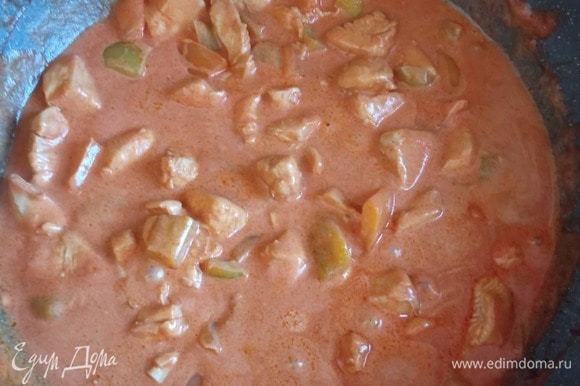 Добавить томатную пасту, влить бульон, сливки и разведенную муку, перемешать, довести до кипения и тушить на медленно огне 5–10 минут до готовности.