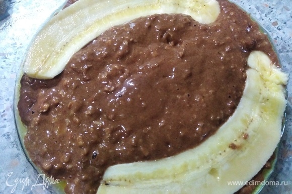 Выложить в смазанную сливочным или топленым маслом форму. Украсить вторым бананом.