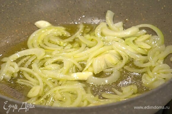 Разогреть в глубокой сковороде оливковое масло и обжарить лук и чеснок до прозрачности, затем добавить шпинат.