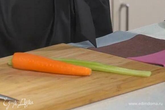 Морковь и лук почистить.