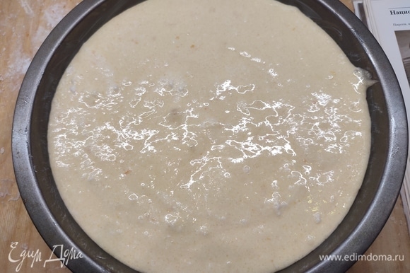 Вылить тесто в форму и выпекать 35–40 минут при температуре 180°C.