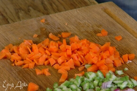 Морковь почистить и нарезать небольшими кусочками.