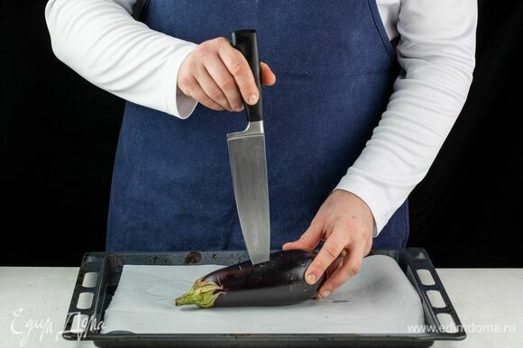 Баклажан надрежьте ножом и отправьте в духовку на 30 минут запекаться при 200°C.